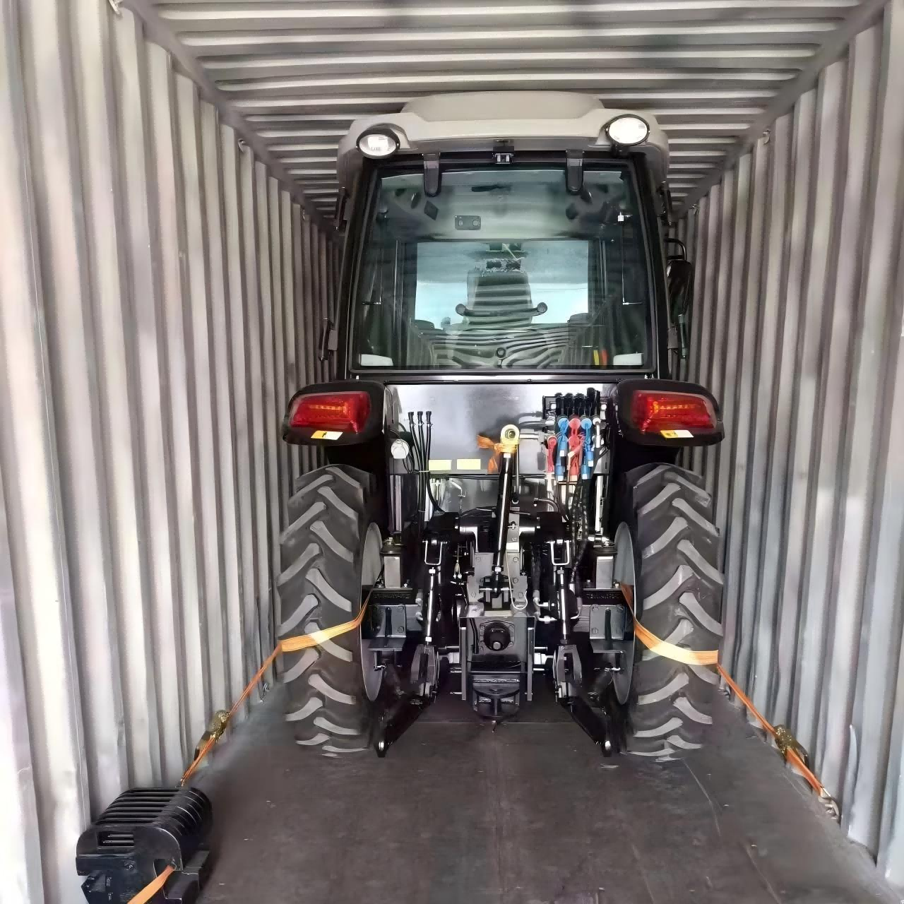 Panamalı müşteri için özelleştirilmiş 50HP traktör teslim edildi.